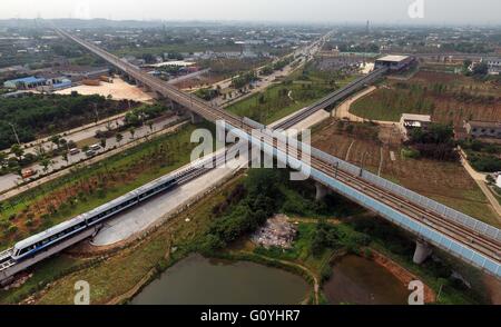 (160506)--CHANGSHA, 6. Mai 2016 (Xinhua)--A Zug läuft auf der Magnetschwebebahn Linie in Changsha, der Hauptstadt der Provinz Zentral-China Hunan, 6. Mai 2016. Ein Probebetrieb Chinas erste im Inland entwickelt und hergestellt Magnetschwebebahn Linie begann in Changsha am Freitag. Die Maglev pendelt zwischen Changsha Südbahnhof und dem Flughafen. Es dauert etwa zehn Minuten die 18,55 km Fahrt, laut Aussage vom Betreiber Hunan Maglev Transport Co. Der 48 Meter lange Zug kann in drei Wagen 363 Personen tragen. Es kann eine maximale Geschwindigkeit von 100 km erreichen. Stockfoto