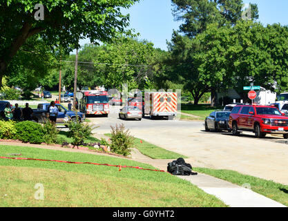 Irving, TX, USA 5. Mai 2016.Emergency Fahrzeuge auf der Bühne eine Rettungsaktion zu helfen ein eingeschlossenes Bauarbeiter, die in einen 12 ft. Graben gefallen und vertuscht um seine Taille in Schmutz Credit: Brian Humek/Alamy Live News. Stockfoto