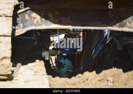 Irving, TX, USA. 5. Mai 2016. Rettung Arbeitern zu helfen, graben, ein Bauarbeiter, die in einem zwölf Fuß tief graben gefangen war. Bildnachweis: Brian Humek/Alamy Live-Nachrichten. Stockfoto