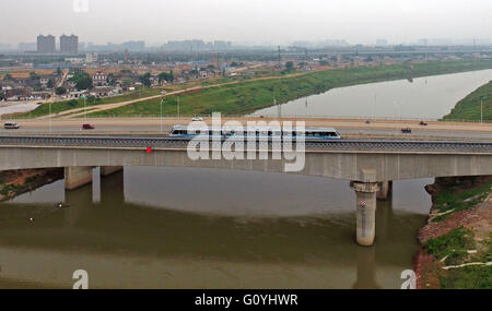 (160506)--CHANGSHA, 6. Mai 2016 (Xinhua)--A Zug läuft auf der Magnetschwebebahn Linie in Changsha, der Hauptstadt der Provinz Zentral-China Hunan, 6. Mai 2016. Ein Probebetrieb Chinas erste im Inland entwickelt und hergestellt Magnetschwebebahn Linie begann in Changsha am Freitag. Die Maglev pendelt zwischen Changsha Südbahnhof und dem Flughafen. Es dauert etwa zehn Minuten die 18,55 km Fahrt, laut Aussage vom Betreiber Hunan Maglev Transport Co. Der 48 Meter lange Zug kann in drei Wagen 363 Personen tragen. Es kann eine maximale Geschwindigkeit von 100 km erreichen. Stockfoto