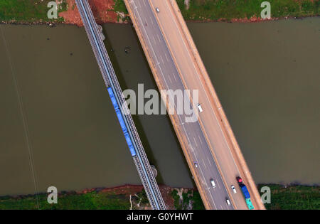 (160506)--CHANGSHA, 6. Mai 2016 (Xinhua)--A Zug läuft über den Fluss Liuyang auf der Magnetschwebebahn Linie in Changsha, der Hauptstadt der Provinz Zentral-China Hunan, 6. Mai 2016. Ein Probebetrieb Chinas erste im Inland entwickelt und hergestellt Magnetschwebebahn Linie begann in Changsha am Freitag. Die Maglev pendelt zwischen Changsha Südbahnhof und dem Flughafen. Es dauert etwa zehn Minuten die 18,55 km Fahrt, laut Aussage vom Betreiber Hunan Maglev Transport Co. Der 48 Meter lange Zug kann in drei Wagen 363 Personen tragen. Es kann erreichen Stockfoto