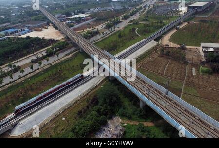 (160506)--CHANGSHA, 6. Mai 2016 (Xinhua)--A Zug läuft auf der Magnetschwebebahn Linie in Changsha, der Hauptstadt der Provinz Zentral-China Hunan, 6. Mai 2016. Ein Probebetrieb Chinas erste im Inland entwickelt und hergestellt Magnetschwebebahn Linie begann in Changsha am Freitag. Die Maglev pendelt zwischen Changsha Südbahnhof und dem Flughafen. Es dauert etwa zehn Minuten die 18,55 km Fahrt, laut Aussage vom Betreiber Hunan Maglev Transport Co. Der 48 Meter lange Zug kann in drei Wagen 363 Personen tragen. Es kann eine maximale Geschwindigkeit von 100 km erreichen. Stockfoto