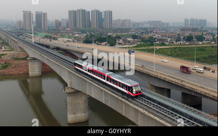 (160506)--CHANGSHA, 6. Mai 2016 (Xinhua)--A Zug läuft über den Fluss Liuyang auf der Magnetschwebebahn Linie in Changsha, der Hauptstadt der Provinz Zentral-China Hunan, 6. Mai 2016. Ein Probebetrieb Chinas erste im Inland entwickelt und hergestellt Magnetschwebebahn Linie begann in Changsha am Freitag. Die Maglev pendelt zwischen Changsha Südbahnhof und dem Flughafen. Es dauert etwa zehn Minuten die 18,55 km Fahrt, laut Aussage vom Betreiber Hunan Maglev Transport Co. Der 48 Meter lange Zug kann in drei Wagen 363 Personen tragen. Es kann erreichen Stockfoto