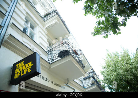 Berlin, Deutschland. 29. April 2016. Das Zeichen für die "Schule des Lebens" auf Lychener Straße in Berlin, Deutschland, 29. April 2016. Foto: Jörg CARSTENSEN/Dpa/Alamy Live News Stockfoto