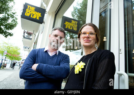 Berlin, Deutschland. 29. April 2016. Thomas Biller und Doerte Ilsabe Dennemann, Verwaltungsrat der "Schule des Lebens," posieren in Berlin, Deutschland, 29. April 2016. Foto: Jörg CARSTENSEN/Dpa/Alamy Live News Stockfoto