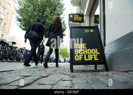 Berlin, Deutschland. 29. April 2016. Das Schild weist auf die "Schule des Lebens" in Berlin, Deutschland, 29. April 2016. Foto: Jörg CARSTENSEN/Dpa/Alamy Live News Stockfoto