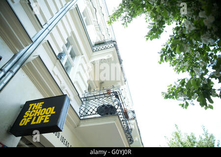 Berlin, Deutschland. 29. April 2016. Das Zeichen für die "Schule des Lebens" auf Lychener Straße in Berlin, Deutschland, 29. April 2016. Foto: Jörg CARSTENSEN/Dpa/Alamy Live News Stockfoto