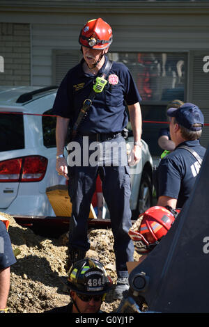 Irving, TX, USA. 5. Mai 2016. Rettung Arbeitern zu helfen, graben, ein Bauarbeiter, die in einem zwölf Fuß tief graben gefangen war. Bildnachweis: Brian Humek/Alamy Live-Nachrichten. Stockfoto