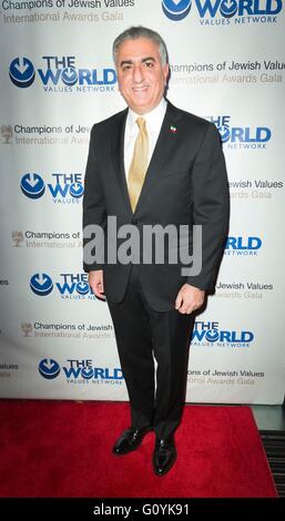 New York, NY, USA. 5. Mai 2016. Kronprinz von Iran Reza Pahlavi im Ankunftsbereich für 4. jährliche Champions der jüdischen Werte International Awards Gala, Marriott Marquis Times Square, New York, NY 5. Mai 2016. Bildnachweis: Lev Radin/Everett Collection/Alamy Live-Nachrichten Stockfoto