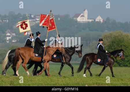 Weingarten, Deutschland. 6. Mai 2016. Eine Gruppe von Fahrern von Hasenweiler (Ravensburg-Bereich) sind Reiten entlang der Kies während der traditionellen "Blutritt" (lt. "Blut Ride") in Weingarten, Deutschland, 6. Mai 2016. Die Prozession findet jedes Jahr zu Ehren der Heilig-Blut-Reliquie nach Christi Himmelfahrt. Europas größte Prozession der Fahrer über 3000 feierlich gekleideten Pilger Reiten Sie durch die festlich geschmückten Straßen und über die Felder. Foto: Felix Kaestle/Dpa/Alamy Live News Stockfoto