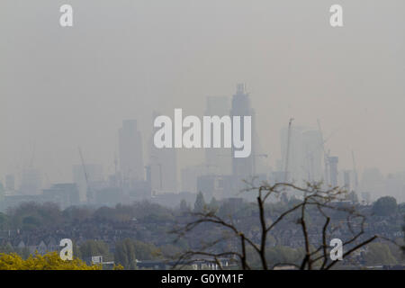 Wimbledon London, UK. 6. Mai. Skyline von London ist in Smog bedeckt, wie Luftverschmutzung Credit Verwarnungen sind: Amer Ghazzal/Alamy Live-Nachrichten Stockfoto