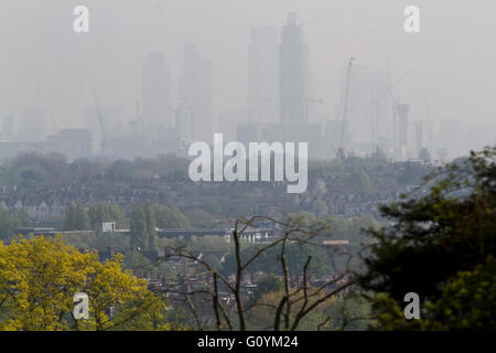 Wimbledon London, UK. 6. Mai. Skyline von London ist in Smog bedeckt, wie Luftverschmutzung Credit Verwarnungen sind: Amer Ghazzal/Alamy Live-Nachrichten Stockfoto