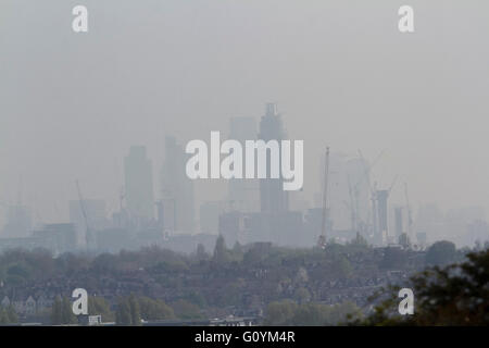 Wimbledon London, UK. 6. Mai. Skyline von London ist in Smog bedeckt, wie Luftverschmutzung Credit Verwarnungen sind: Amer Ghazzal/Alamy Live-Nachrichten Stockfoto