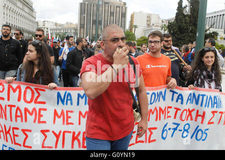 Athen, Griechenland. 6. Mai 2016. Demonstranten skandieren anti-Sparmaßnahmen Parolen vor dem griechischen Parlament im Zentrum von Athen. Dienstleistungen haben Boden zum Stillstand in Griechenland wie Arbeitnehmer einen dreitägigen Generalstreik protestieren neue Rettungspaket Sparmaßnahmen beginnen Maßnahmen, die sie sagen, werden Einkommen, als Zeichen der wachsenden Unzufriedenheit mit der Links-geführte Koalition-Regierung weiter dezimieren. Bildnachweis: Aristidis Vafeiadakis/ZUMA Draht/Alamy Live-Nachrichten Stockfoto