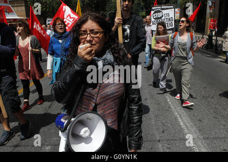 Athen, Griechenland. 6. Mai 2016. Demonstranten skandieren anti-Sparmaßnahmen Parolen vor dem griechischen Parlament im Zentrum von Athen. Dienstleistungen haben Boden zum Stillstand in Griechenland wie Arbeitnehmer einen dreitägigen Generalstreik protestieren neue Rettungspaket Sparmaßnahmen beginnen Maßnahmen, die sie sagen, werden Einkommen, als Zeichen der wachsenden Unzufriedenheit mit der Links-geführte Koalition-Regierung weiter dezimieren. Bildnachweis: Aristidis Vafeiadakis/ZUMA Draht/Alamy Live-Nachrichten Stockfoto