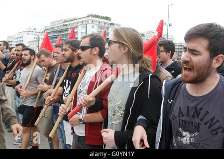 Athen, Griechenland. 6. Mai 2016. Demonstranten skandieren anti-Sparmaßnahmen Parolen vor dem griechischen Parlament im Zentrum von Athen. Dienstleistungen haben Boden zum Stillstand in Griechenland wie Arbeitnehmer einen dreitägigen Generalstreik protestieren neue Rettungspaket Sparmaßnahmen beginnen Maßnahmen, die sie sagen, werden Einkommen, als Zeichen der wachsenden Unzufriedenheit mit der Links-geführte Koalition-Regierung weiter dezimieren. Bildnachweis: Aristidis Vafeiadakis/ZUMA Draht/Alamy Live-Nachrichten Stockfoto