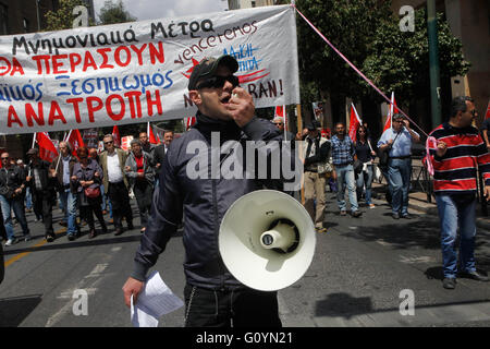 Athen, Griechenland. 6. Mai 2016. Demonstranten skandieren anti-Sparmaßnahmen Parolen vor dem griechischen Parlament im Zentrum von Athen. Dienstleistungen haben Boden zum Stillstand in Griechenland wie Arbeitnehmer einen dreitägigen Generalstreik protestieren neue Rettungspaket Sparmaßnahmen beginnen Maßnahmen, die sie sagen, werden Einkommen, als Zeichen der wachsenden Unzufriedenheit mit der Links-geführte Koalition-Regierung weiter dezimieren. Bildnachweis: Aristidis Vafeiadakis/ZUMA Draht/Alamy Live-Nachrichten Stockfoto