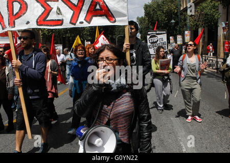 Athen, Griechenland. 6. Mai 2016. Demonstranten skandieren anti-Sparmaßnahmen Parolen vor dem griechischen Parlament im Zentrum von Athen. Dienstleistungen haben Boden zum Stillstand in Griechenland wie Arbeitnehmer einen dreitägigen Generalstreik protestieren neue Rettungspaket Sparmaßnahmen beginnen Maßnahmen, die sie sagen, werden Einkommen, als Zeichen der wachsenden Unzufriedenheit mit der Links-geführte Koalition-Regierung weiter dezimieren. Bildnachweis: Aristidis Vafeiadakis/ZUMA Draht/Alamy Live-Nachrichten Stockfoto