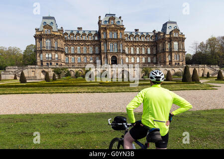 Barnard Castle, Teesdale, County Durham UK.  Freitag, 6. Mai 2016. Großbritannien Wetter.  Es ist ein weiterer warmen und sonnigen Frühlingstag für Besucher des Museums Bowes in Barnard Castle. Bildnachweis: David Forster/Alamy Live-Nachrichten Stockfoto