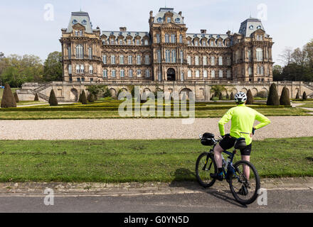 Barnard Castle, Teesdale, County Durham UK.  Freitag, 6. Mai 2016. Großbritannien Wetter.  Es ist ein weiterer warmen und sonnigen Frühlingstag für Besucher des Museums Bowes in Barnard Castle. Bildnachweis: David Forster/Alamy Live-Nachrichten Stockfoto