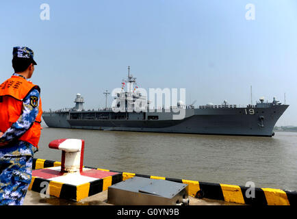 Shanghai, China. 6. Mai 2016. Das Flaggschiff der siebten Flotte der US Navy "USS Blue Ridge" nähert sich Wusong Militärhafen in Shanghai, Ost-China, 6. Mai 2016. Das Blue-Ridge kam in Shanghai am Freitag zu einem fünftägigen Besuch. Bildnachweis: Chen Fei/Xinhua/Alamy Live-Nachrichten Stockfoto