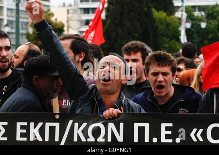 Athen, Griechenland. 6. Mai 2016. Demonstranten skandieren anti-Sparmaßnahmen Parolen vor dem griechischen Parlament im Zentrum von Athen. Dienstleistungen haben Boden zum Stillstand in Griechenland wie Arbeitnehmer einen dreitägigen Generalstreik protestieren neue Rettungspaket Sparmaßnahmen beginnen Maßnahmen, die sie sagen, werden Einkommen, als Zeichen der wachsenden Unzufriedenheit mit der Links-geführte Koalition-Regierung weiter dezimieren. © Aristidis Vafeiadakis/ZUMA Draht/Alamy Live-Nachrichten Stockfoto