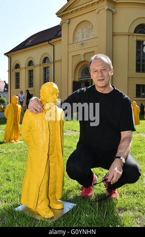 Neurippen, Deutschland. 6. Mai 2016. Der Künstler Ottmar Hoerl sitzt neben einer Abbildung der deutsche Schriftsteller Theodor Fontane vor der Kulturkirche in Neurippen, Deutschland, 6. Mai 2016. Die Figur ist Teil der Installation "Zwischen Den Welten" (lt. "Zwischen den Welten"). Mit einer Gesamtfläche von 400 Figuren des Künstlers will einen Impuls für die zeitgenössische Studie der Fontane-Jahre. Foto: Bernd Settnik/Dpa/Alamy Live News Stockfoto