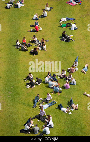 Queens Spaziergang, London, UK. 6. Mai 2016. UK Wetter: Sonnenschein am Mittag bringt Büroangestellte unter Rathaus in der Nähe von Tower Bridge. Bildnachweis: Malcolm Park Leitartikel/Alamy Live-Nachrichten Stockfoto