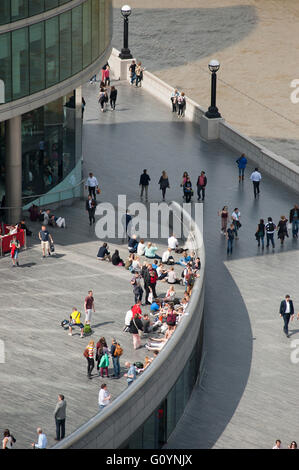 Queens Spaziergang, London, UK. 6. Mai 2016. UK Wetter: Sonnenschein am Mittag bringt Büroangestellte unter Rathaus in der Nähe von Tower Bridge. Bildnachweis: Malcolm Park Leitartikel/Alamy Live-Nachrichten Stockfoto