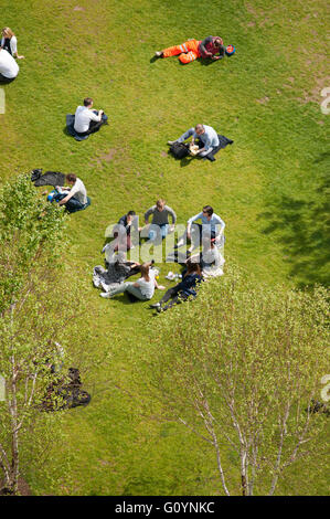 Queens Spaziergang, London, UK. 6. Mai 2016. UK Wetter: Sonnenschein am Mittag bringt Büroangestellte unter Rathaus in der Nähe von Tower Bridge. Bildnachweis: Malcolm Park Leitartikel/Alamy Live-Nachrichten Stockfoto