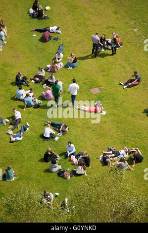 Queens Spaziergang, London, UK. 6. Mai 2016. UK Wetter: Sonnenschein am Mittag bringt Büroangestellte unter Rathaus in der Nähe von Tower Bridge. Bildnachweis: Malcolm Park Leitartikel/Alamy Live-Nachrichten Stockfoto