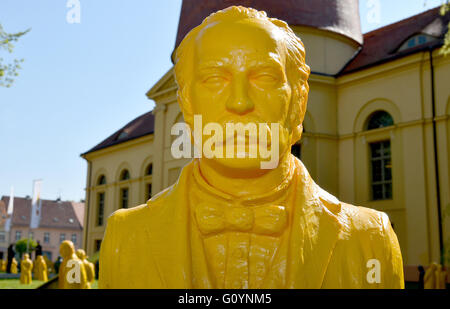 Neurippen, Deutschland. 6. Mai 2016. Eine Abbildung des deutschen Schriftstellers Theodor Fontane vom Künstler Künstler Ottmar Hoerl vor der Kulturkirche in Neurippen, Deutschland, 6. Mai 2016. Die Figur ist Teil der Installation "Zwischen Den Welten" (lt. "Zwischen den Welten"). Mit einer Gesamtfläche von 400 Figuren des Künstlers will einen Impuls für die zeitgenössische Studie der Fontane-Jahre. Foto: Bernd Settnik/Dpa/Alamy Live News Stockfoto