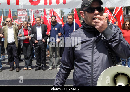 Athen, Griechenland. 6. Mai 2016. Ein Demonstrant Gesänge Parolen während einer Demonstration in Athen, am 6. Mai 2016. Griechenlands Gewerkschaften inszeniert einen Generalstreik zu protestieren gegen die umstrittenen Regierungspläne zur Überholung Renten und steuern damit seine Rettung Gläubiger Forderungen erhöhen. Bildnachweis: Marios Lolos/Xinhua/Alamy Live-Nachrichten Stockfoto