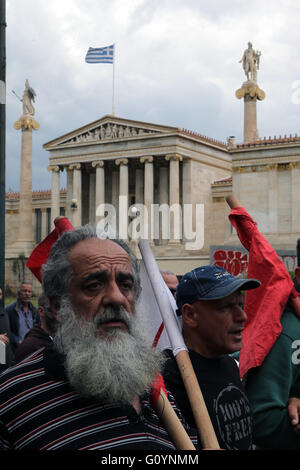 Athen, Griechenland. 6. Mai 2016. Demonstranten aus kommunistischen verbundenen Union PAME skandieren Parolen während einer Demonstration vor der Bibliothek von Athen, in Athen, am 6. Mai 2016. Griechenlands Gewerkschaften inszeniert einen Generalstreik zu protestieren gegen die umstrittenen Regierungspläne zur Überholung Renten und steuern damit seine Rettung Gläubiger Forderungen erhöhen. Bildnachweis: Marios Lolos/Xinhua/Alamy Live-Nachrichten Stockfoto