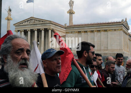 Athen, Griechenland. 6. Mai 2016. Demonstranten aus kommunistischen verbundenen Union PAME skandieren Parolen während einer Demonstration vor der Bibliothek von Athen, in Athen, am 6. Mai 2016. Griechenlands Gewerkschaften inszeniert einen Generalstreik zu protestieren gegen die umstrittenen Regierungspläne zur Überholung Renten und steuern damit seine Rettung Gläubiger Forderungen erhöhen. Bildnachweis: Marios Lolos/Xinhua/Alamy Live-Nachrichten Stockfoto