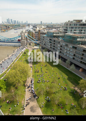 Queens Spaziergang, London, UK. 6. Mai 2016. Sonne in der Mittagszeit bringt Büroangestellte unter Rathaus in der Nähe von Tower Bridge. Bildnachweis: Malcolm Park Leitartikel/Alamy Live-Nachrichten Stockfoto