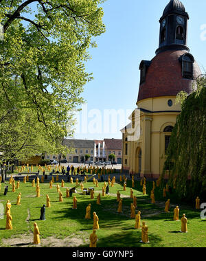 Neurippen, Deutschland. 6. Mai 2016. Zahlen des deutschen Schriftstellers Theodor Fontane vom Künstler Künstler Ottmar Hoerl stehen vor der Kulturkirche in Neurippen, Deutschland, 6. Mai 2016. Die Figur ist Teil der Installation "Zwischen Den Welten" (lt. "Zwischen den Welten"). Mit einer Gesamtfläche von 400 Figuren des Künstlers will einen Impuls für die zeitgenössische Studie der Fontane-Jahre. Foto: Bernd Settnik/Dpa/Alamy Live News Stockfoto