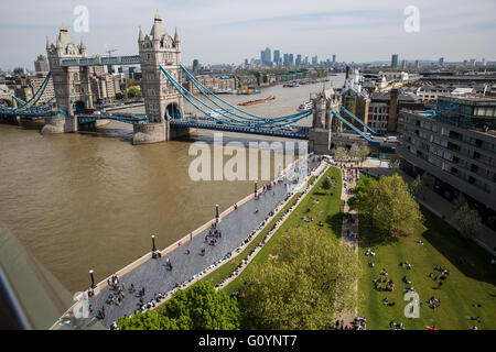 London, UK. 6. Mai 2016. Lokalen Büroangestellte und Touristen genießen Sie Mittags-Picknick zwischen Rathaus und Tower Bridge vor der London bürgermeisterliche Ankündigung. Bildnachweis: Mark Kerrison/Alamy Live-Nachrichten Stockfoto