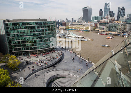 London, UK. 6. Mai 2016. Lokalen Büroangestellte und Touristen genießen Sie die Sonne unter Rathaus vor der London bürgermeisterliche Ankündigung. Bildnachweis: Mark Kerrison/Alamy Live-Nachrichten Stockfoto