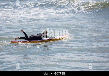 Bournemouth, Dorset, UK 6. Mai 2016. Genießen Sie die Brandung und Wellen in Bournemouth an einem herrlich warmen sonnigen Tag Credit Surfer: Carolyn Jenkins/Alamy Live News Stockfoto