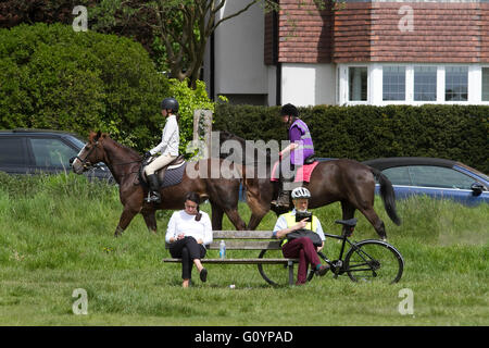 Wimbledon, London, UK. 6. Mai 2016. Reitern auf Wimbledon an einem sonnigen Tag Credit: Amer Ghazzal/Alamy Live-Nachrichten Stockfoto