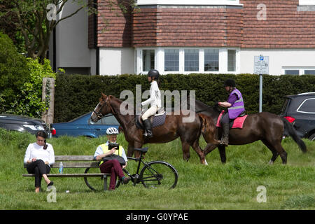 Wimbledon, London, UK. 6. Mai 2016. Reitern auf Wimbledon an einem sonnigen Tag Credit: Amer Ghazzal/Alamy Live-Nachrichten Stockfoto