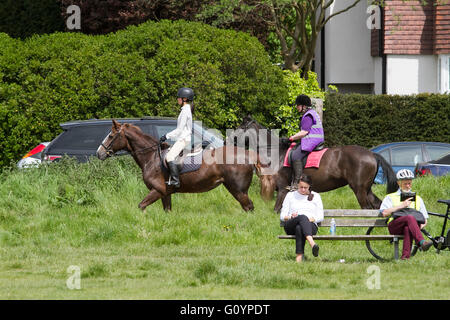 Wimbledon London, UK. 6. Mai. Reitern auf Wimbledon an einem sonnigen Tag Credit: Amer Ghazzal/Alamy Live-Nachrichten Stockfoto