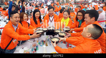 Seoul, Südkorea. 6. Mai 2016. Chinesische Touristen posieren für Fotos vor der Verkostung traditioneller koreanischer Ginseng Hühnersuppe in Seoul, Südkorea, 6. Mai 2016. Mehr als 4.000 chinesischen Toursits nahmen an der Veranstaltung zum Geschmack Ginseng Hühnersuppe in Seoul am Freitag. © Yao Qilin/Xinhua/Alamy Live-Nachrichten Stockfoto