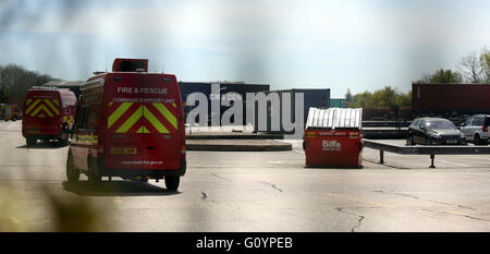 Southampton, Hampshire, Freitag, 6. Mai 2016 gefährliche Chemikalie ausgelaufen aus einem Frachtcontainer in einem Gewerbegebiet in Southampton. Notdienste sind bei der Szene mit dem Vorfall nach Austritt aus einer Kiste auf der Rückseite eines LKW in Nursling bei ca. 11:50 eine "organische Chemie" gefunden wurde. Etwa 30 Feuerwehrmänner haben aufgerufen, die Szene auf Test-Spur zur Bewältigung der Ölpest, während Ingenieure arbeiten am nahe gelegenen Kreisverkehr evakuiert wurden. Es versteht sich die Chemikalie aus einem Fahrzeug im Seeverkehr in Nursling Industrial Estate zugespielt. Bildnachweis: Uknip/Alamy Liv Stockfoto