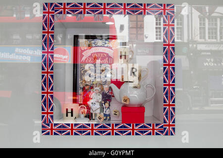 Wimbledon London, UK. 6. Mai. Ausschnitte von der königlichen Familie in einem Kaufhaus in Wimbledon, The Queens feiern 90. Geburtstag Credit Papier: Amer Ghazzal/Alamy Live-Nachrichten Stockfoto