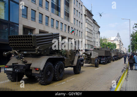 Sofia, Bulgarien, 6. Mai 2016.  Militärkolonne an einer zentralen Straße in Sofia. "Grad" Träger treibt zuletzt. Bildnachweis: Anton Donev / Alamy Live News Stockfoto