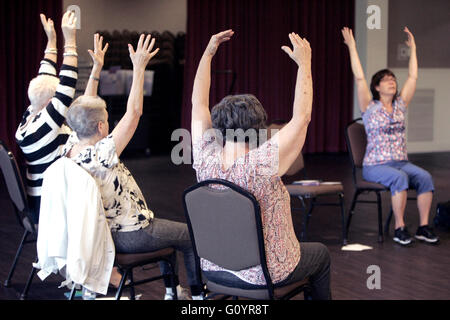 Yountville, Kalifornien, USA. 2. Mai 2016. Linda Young, Recht, führt ihr Pull-up einen Stuhl-Fitness-Klasse in Yountville Community Center am Montagmorgen. © Napa Valley Register/ZUMA Draht/Alamy Live-Nachrichten Stockfoto