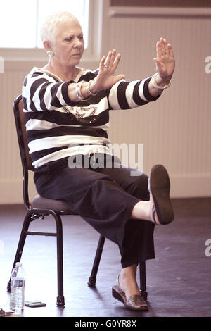 Yountville, Kalifornien, USA. 2. Mai 2016. Sandee Pierce Yountville erstreckt sich bei Linda Young Pull-up einen Stuhl-Fitness-Klasse in Yountville Community Center am Montagmorgen. © Napa Valley Register/ZUMA Draht/Alamy Live-Nachrichten Stockfoto