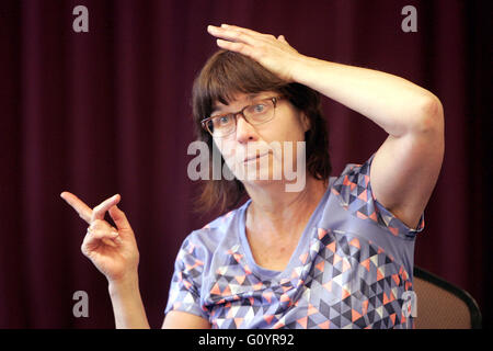 Yountville, Kalifornien, USA. 2. Mai 2016. Linda Young zeigt einen Hals Dehnübungen in ihrem Pull-up einen Stuhl-Fitness-Klasse in Yountville Community Center am Montagmorgen. © Napa Valley Register/ZUMA Draht/Alamy Live-Nachrichten Stockfoto